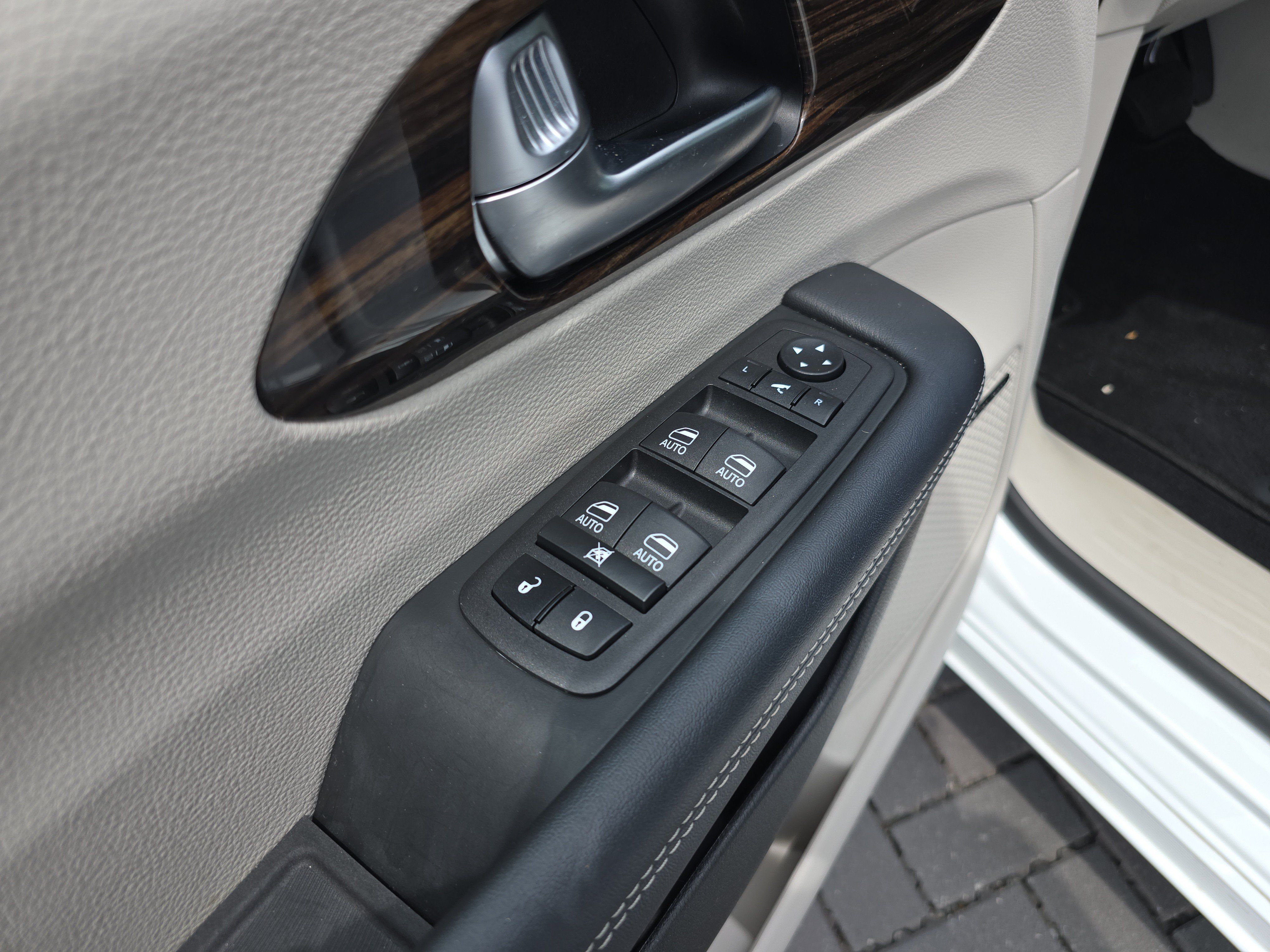 Used 2023 Chrysler Pacifica Limited w/ Uconnect Theater Family Group AWD/4WD image 18