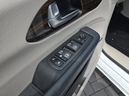 Used 2023 Chrysler Pacifica Limited w/ Uconnect Theater Family Group AWD/4WD image 18