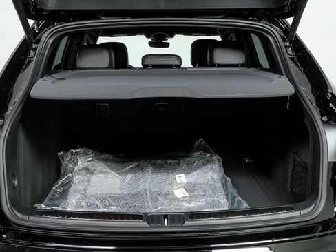 Certified 2026 Porsche Macan AWD/4WD image 32