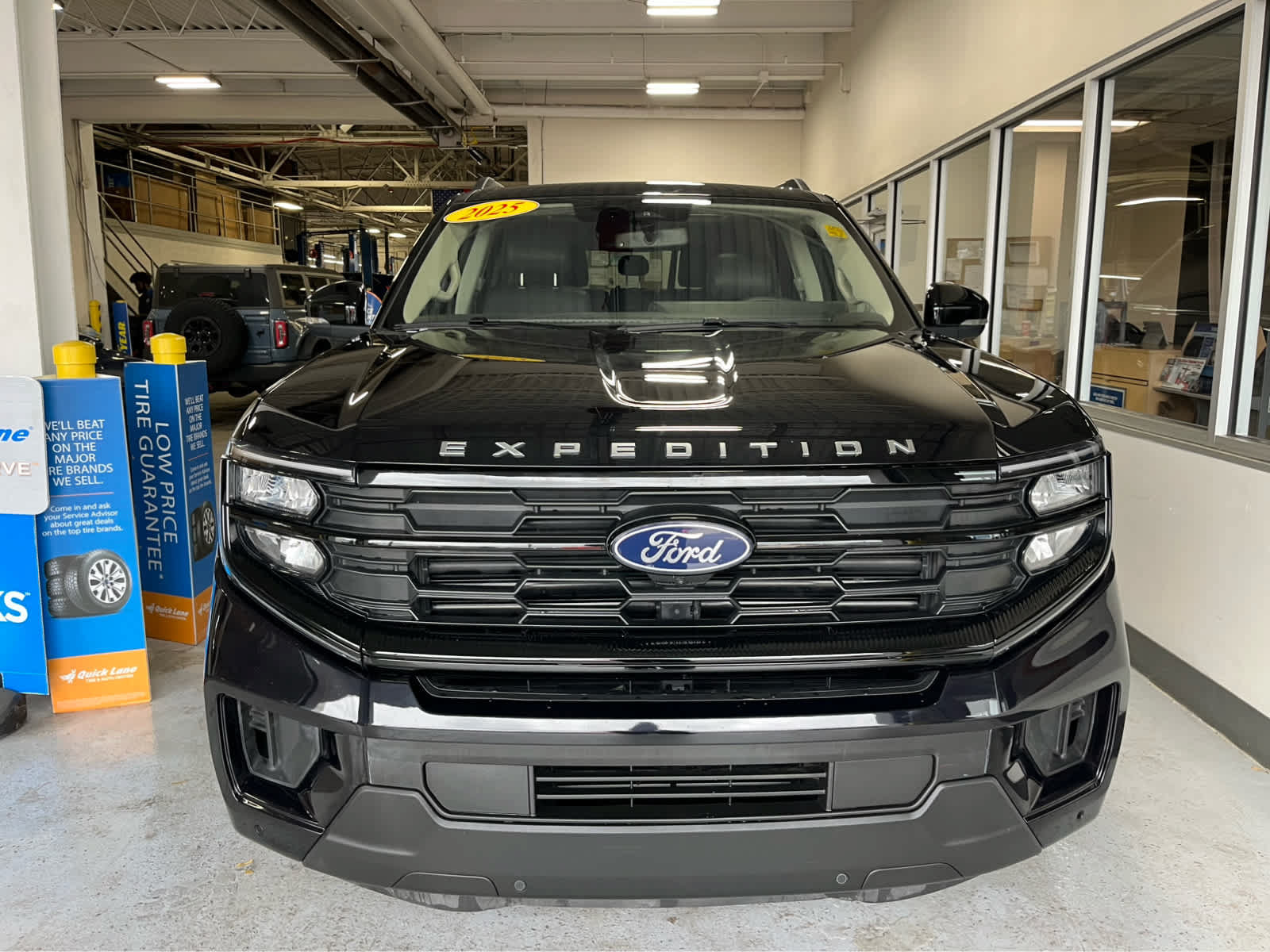 Used 2025 Ford Expedition Active AWD/4WD image 2