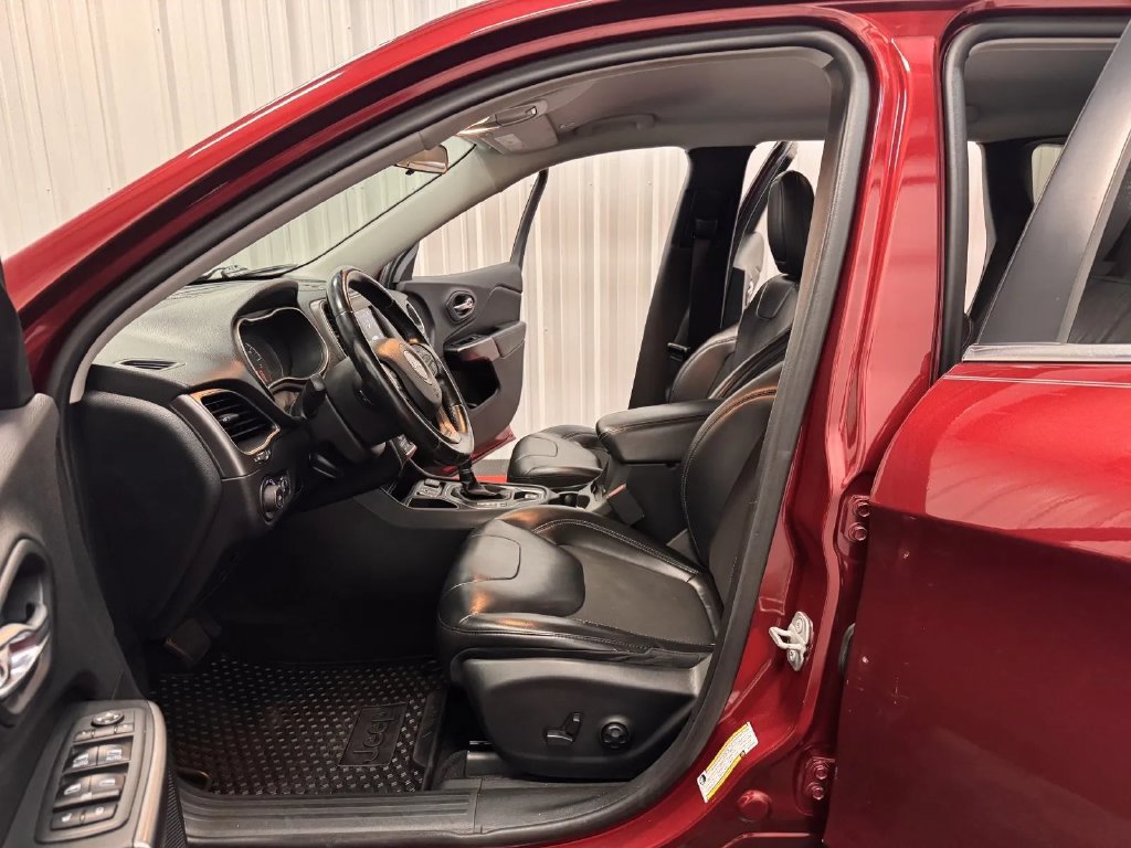 Used 2019 Jeep Cherokee Latitude Plus FWD image 36