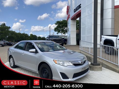 Used 2014 Toyota Camry LE w/ Moonroof Package FWD image 1