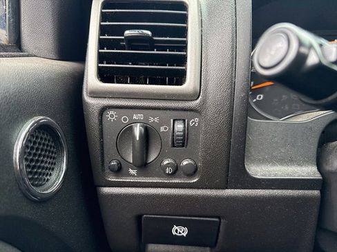 Used 2011 Chevrolet Colorado LT image 21