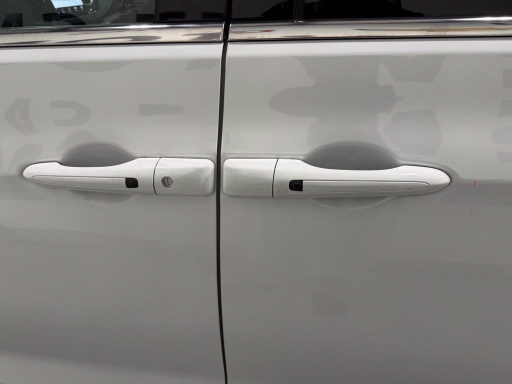 Used 2023 Chrysler Pacifica Touring-L FWD image 5