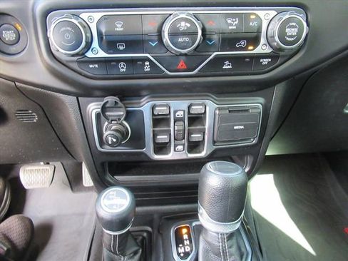 Used 2023 Jeep Gladiator Overland w/ LED Lighting Group AWD/4WD image 25