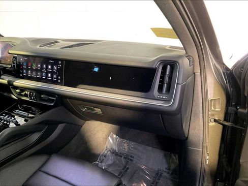 Certified 2024 Porsche Cayenne AWD/4WD image 22