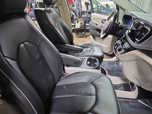 Used 2020 Chrysler Pacifica Limited w/ Tire & Wheel Group image 10