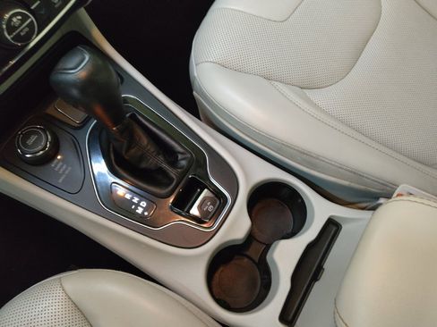 Used 2019 Jeep Cherokee Limited image 26