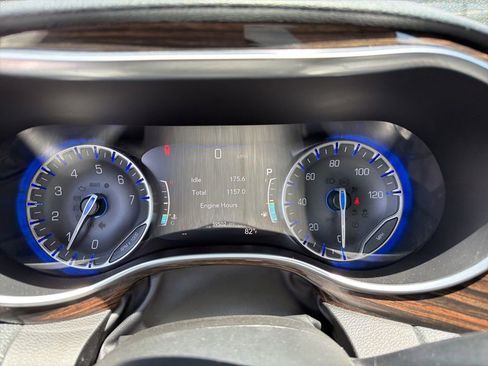 Used 2024 Chrysler Pacifica Limited FWD image 17