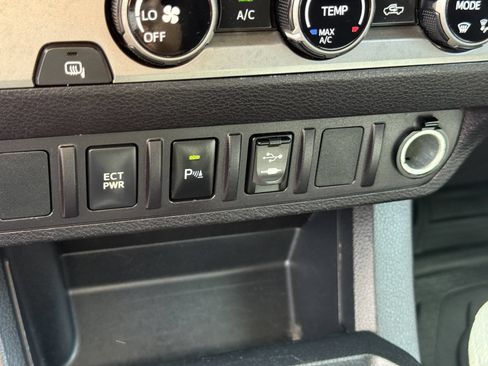 Used 2017 Toyota Tacoma SR5 RWD image 28