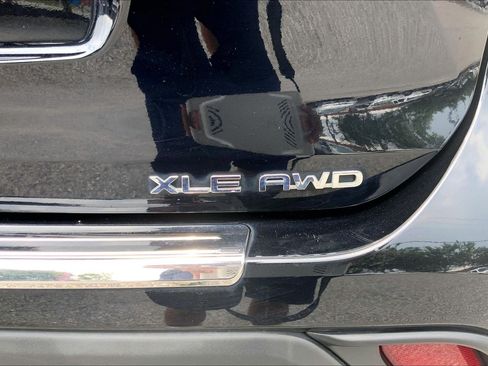 Used 2023 Toyota Highlander XLE AWD/4WD image 10