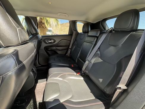 Used 2019 Jeep Cherokee Trailhawk AWD/4WD image 10