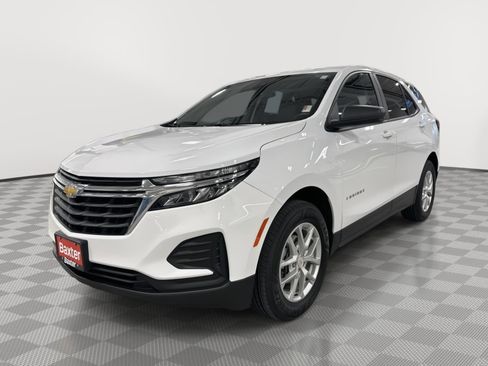 Used 2023 Chevrolet Equinox LS w/ LS Convenience Package AWD/4WD image 3