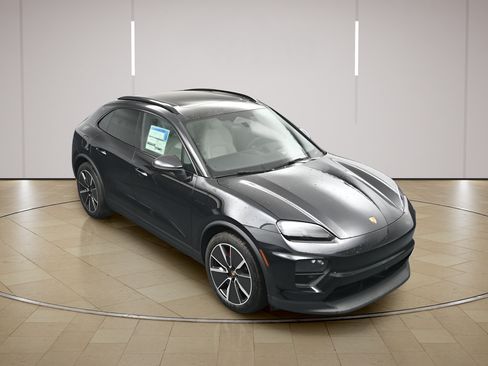 Certified 2025 Porsche Macan 4S Electric AWD/4WD image 39