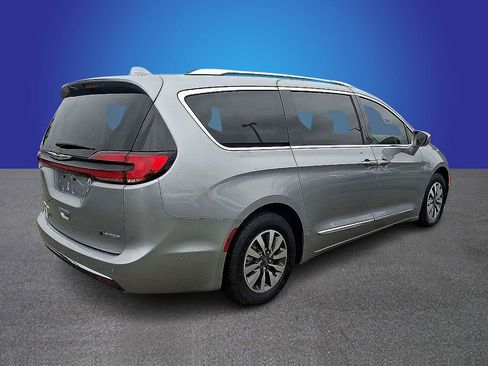 Used 2021 Chrysler Pacifica Limited w/ Premium & Safety Sphere Group FWD image 4