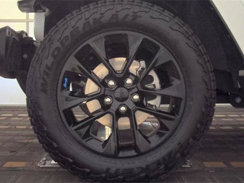 Used 2023 Jeep Wrangler Unlimited Sahara w/ Cold Weather Group AWD/4WD image 7