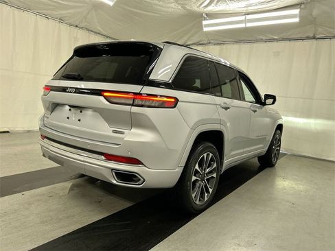 Certified 2022 Jeep Grand Cherokee Overland w/ Luxury Tech Group IV image 2