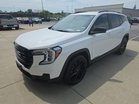Used 2024 GMC Terrain SLE w/ Driver Convenience Package FWD image 7
