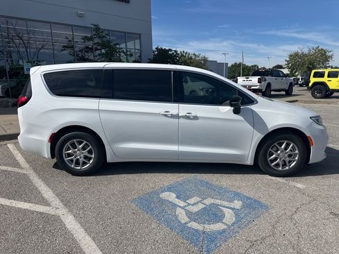 New 2026 Chrysler Pacifica Select image 35
