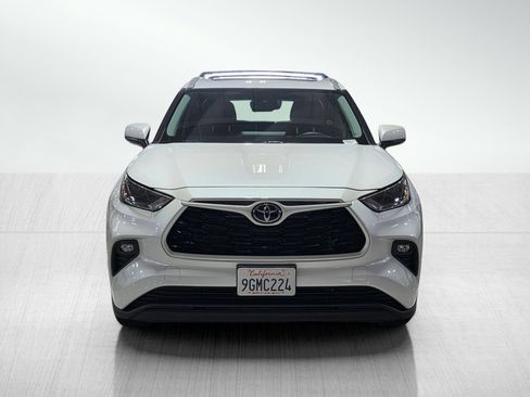 Used 2023 Toyota Highlander XLE FWD image 2
