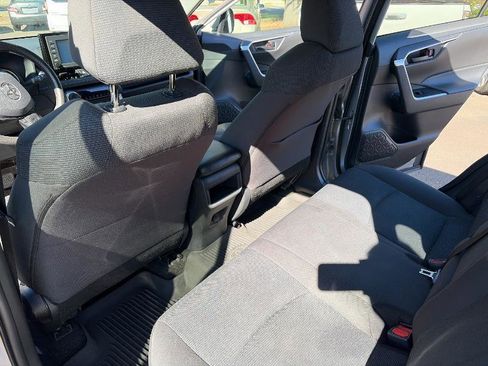 Used 2021 Toyota RAV4 LE image 9