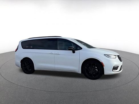 Used 2025 Chrysler Pacifica Limited image 2