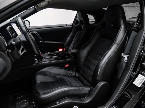 Used 2013 Nissan GT-R Premium image 37