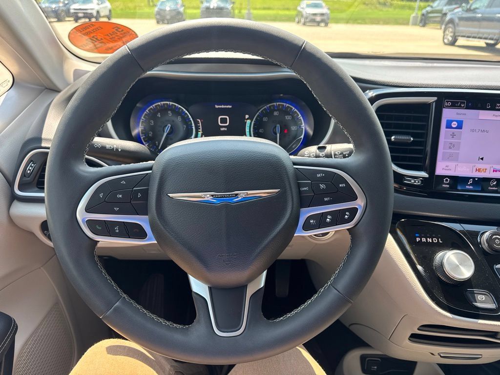 Certified 2024 Chrysler Pacifica Touring-L FWD image 12