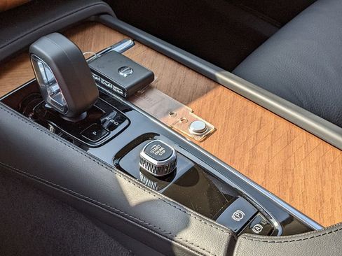 Certified 2025 Volvo XC90 B6 Plus AWD/4WD image 19