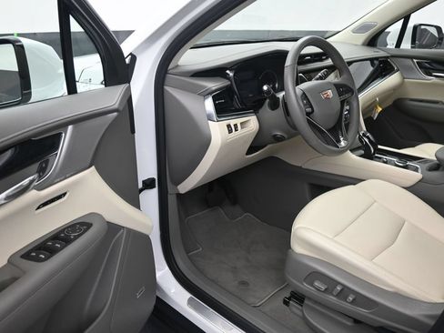 Used 2025 Cadillac XT6 Premium Luxury w/ LPO, Floor Liner Package FWD image 10