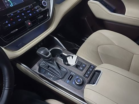 Used 2021 Toyota Highlander Platinum image 27