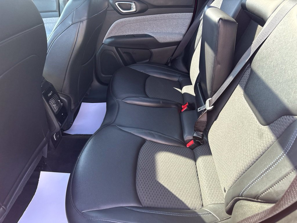 Certified 2025 Jeep Compass Latitude w/ Sun & Sound Group AWD/4WD image 36