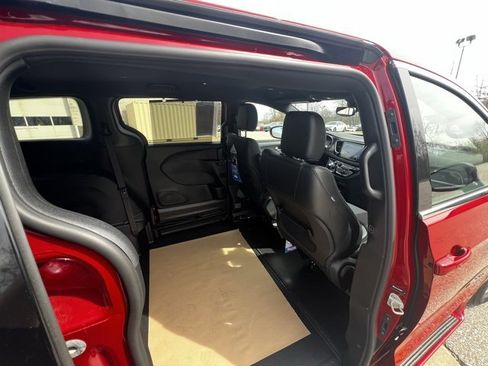 Used 2025 Chrysler Voyager LX image 26
