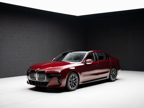 Used 2025 BMW 740i xDrive image 4