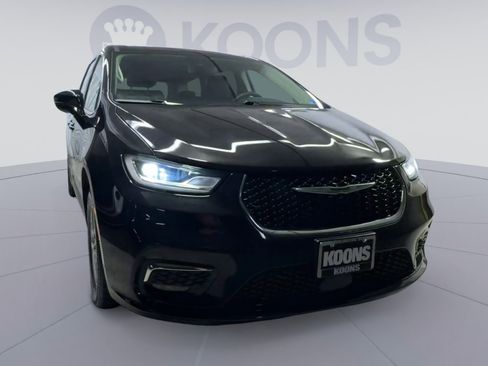 Used 2024 Chrysler Pacifica Touring-L FWD image 2