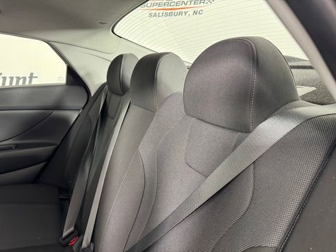 Used 2025 Hyundai Elantra SE FWD image 21