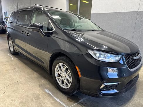 Used 2022 Chrysler Pacifica Touring-L FWD image 4