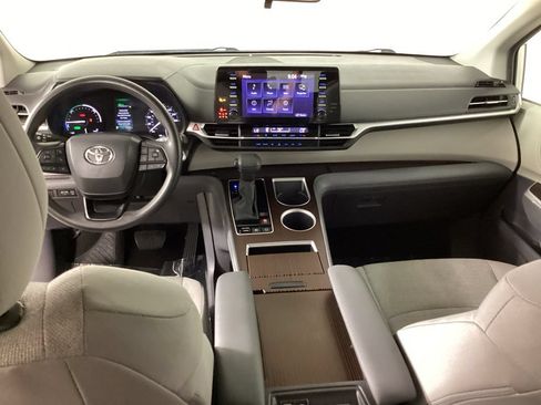 Used 2024 Toyota Sienna LE FWD image 35