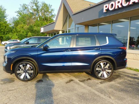 New 2025 Mitsubishi Outlander SE image 2