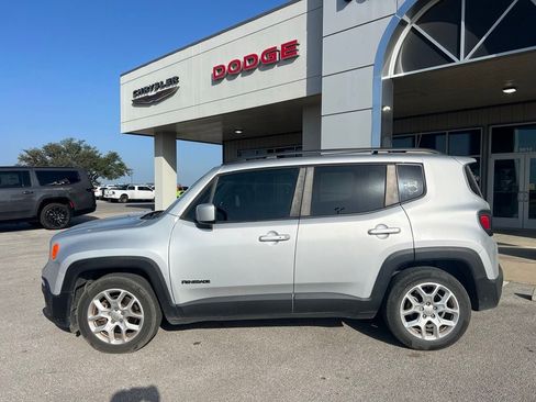 Used 2018 Jeep Renegade Latitude FWD image 2