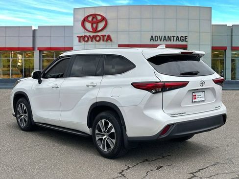 Used 2023 Toyota Highlander XLE AWD/4WD image 10