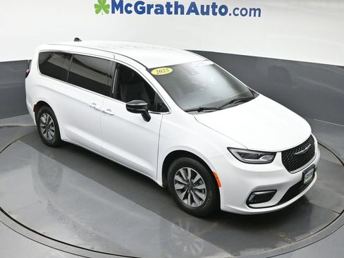 Used 2025 Chrysler Pacifica Select image 3