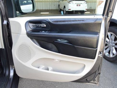 Used 2015 Chrysler Town & Country Touring FWD image 33
