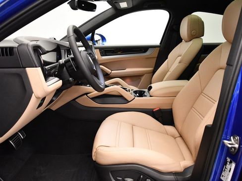 Used 2025 Porsche Cayenne S image 38