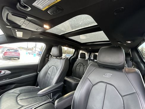 Used 2025 Chrysler Pacifica Limited image 21