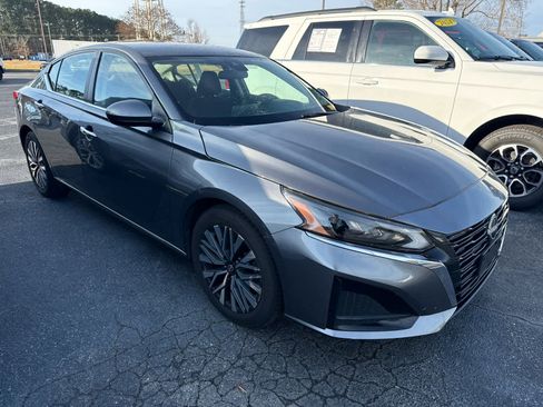 Used 2023 Nissan Altima 2.5 SV image 1