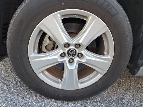 Used 2021 Toyota Highlander LE image 2