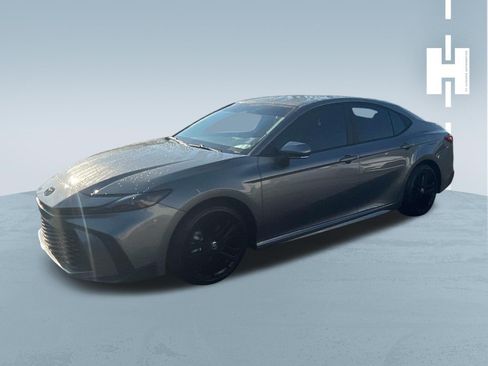 Used 2025 Toyota Camry SE FWD image 3