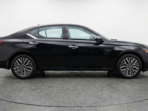 Used 2025 Nissan Altima 2.5 SV image 11