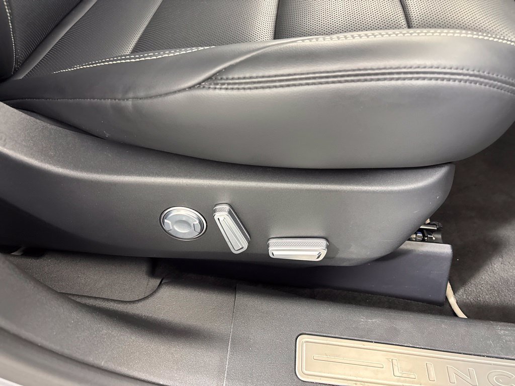 Used 2025 Lincoln Nautilus Premier AWD/4WD image 6